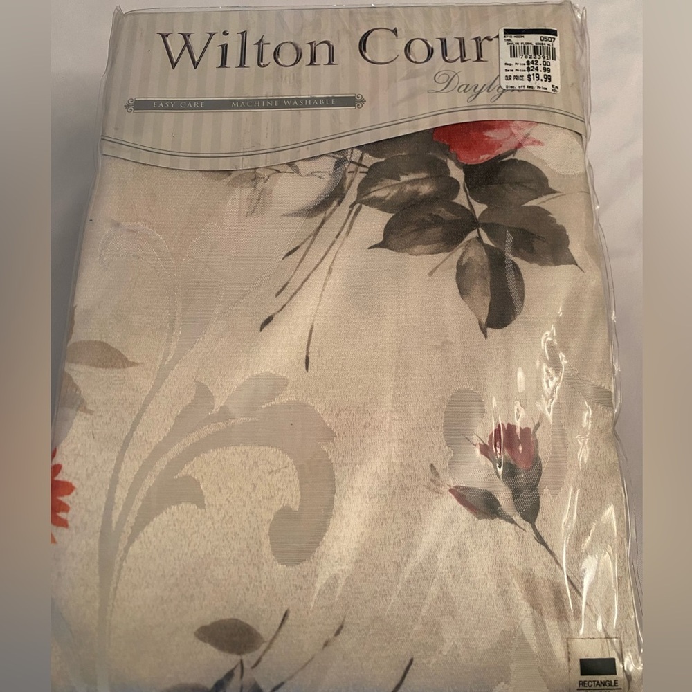NWT Wilton Court, Daylyn rectangle tablecloth 60 x 84 multicolor floral